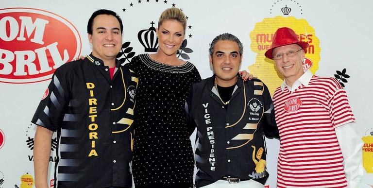 Na Vai-Vai, em SP, Marcos Scaldelai, Ana Hickmann, Renato Maluf e Carlos Moreno celebram parceria da escola de samba com empresa de produtos de limpeza.