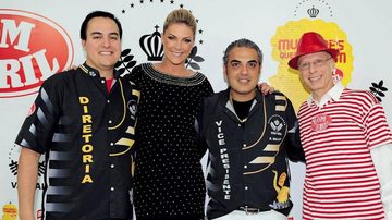 Na Vai-Vai, em SP, Marcos Scaldelai, Ana Hickmann, Renato Maluf e Carlos Moreno celebram parceria da escola de samba com empresa de produtos de limpeza.