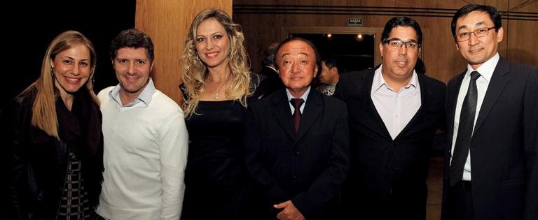 Fábio Villa Verde e sua Regiane Cesnique, Adriana Colin, Wilson Yasuda, Carlinhos Romagnolli e Roberto Akiyama em noite de premiação da Superliga Brasil de Motocross, em São Paulo.