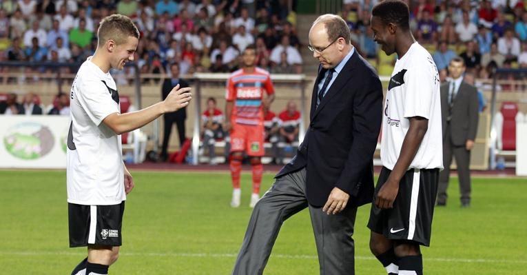 Príncipe Albert II com os jogadores Tom Cleverley e Danny Welbeck antes da partida do Manchester United contra o Olymmpic Marseille - Reuters