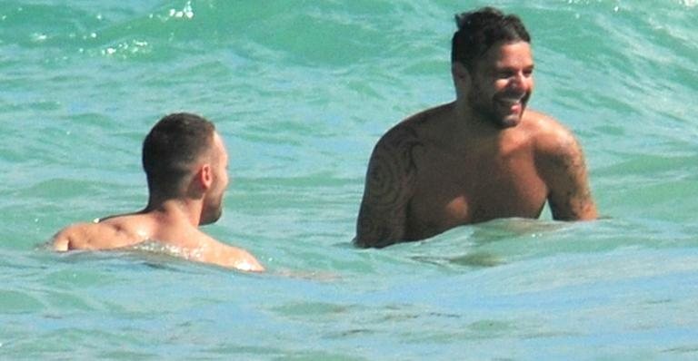 Ricky e Carlos se divertem na praia em Miami - The Grosby Group