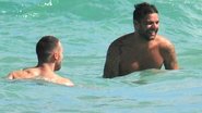 Ricky e Carlos se divertem na praia em Miami - The Grosby Group