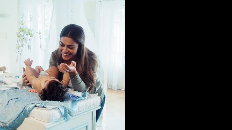 Juliana Paes brinca com o filho Pedro em gravação de campanha de fraldas, em SP.