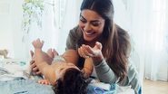 Juliana Paes brinca com o filho Pedro em gravação de campanha de fraldas, em SP.