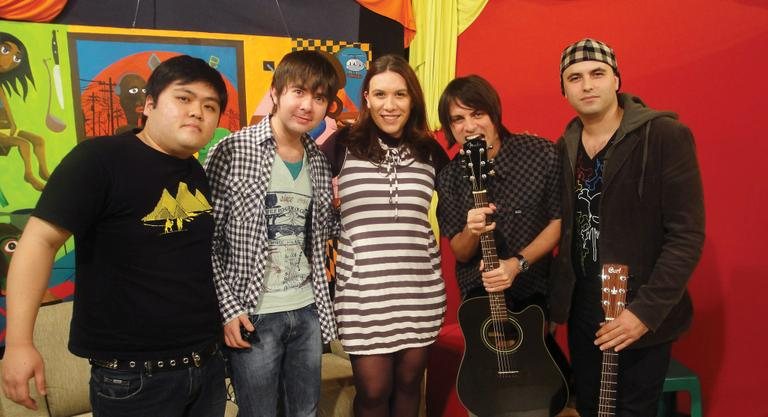 A apresentadora Thatyana Costa recebe Hub, Thiago Kazuo, Heder e Karim, da banda MR Kaos, no programa da Ponto Certo TV, em SP.