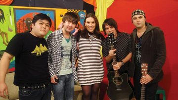 A apresentadora Thatyana Costa recebe Hub, Thiago Kazuo, Heder e Karim, da banda MR Kaos, no programa da Ponto Certo TV, em SP.