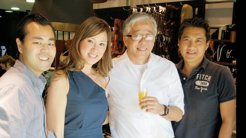 O casal Mauricio Yung e Silvia Chen inaugura franquia de loja de acessórios femininos e festeja com Roberto Kubota e Jae Lee, sócio da rede de acessórios, em São Paulo.