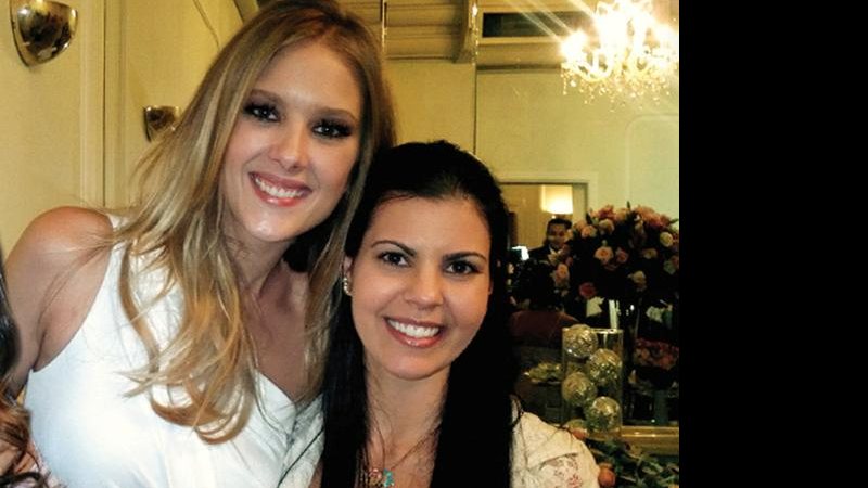 A apresentadora Gianne Albertoni apoia Juliana Georges, sócia de ateliê, em evento para debutantes com câncer, em São Paulo.