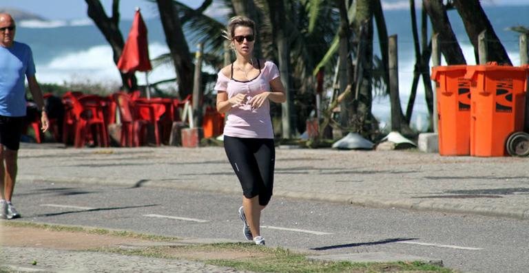 Juliana Didone se exercita na Barra da Tijuca, Rio de Janeiro - Dilson Silva / AgNews