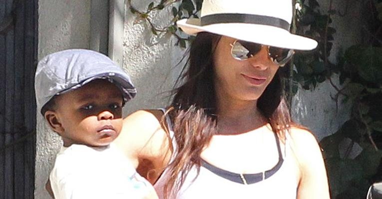 Sandra Bullock com o filho Louis - The Grosby Group