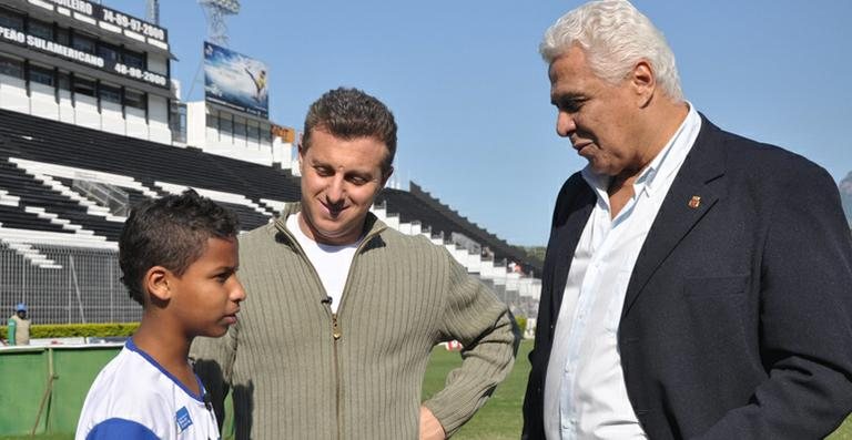 O garoto Matheus, o apresentador Luciano Huck e o presidente do Vasco, Roberto Dinamite - João Cotta/TV Globo