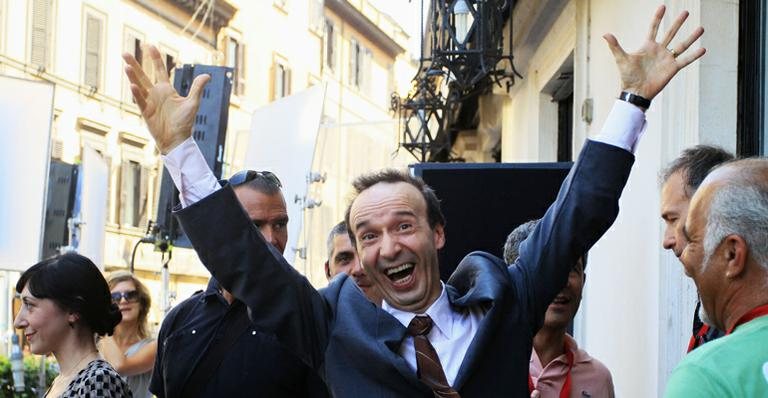 Roberto Benigni faz graça para fotógrafos - Getty Images