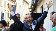 Roberto Benigni faz graça para fotógrafos - Getty Images