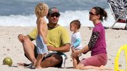 Thiago Lacerda e Vanessa Lóes em dia de praia com Gael e Cora - Dilson Silva / AgNews