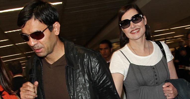 A atriz Geena Davis desembarca em São Paulo com o marido, o cirurgião plástico Reza Jarrahy - Manuela Scarpa/Photo Rio News