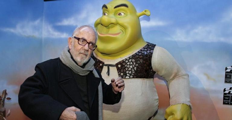 Paulo José, no Museu de Cera de Gramado, posa com réplica do personagem Shrek - Felipe Panfili/AgNews