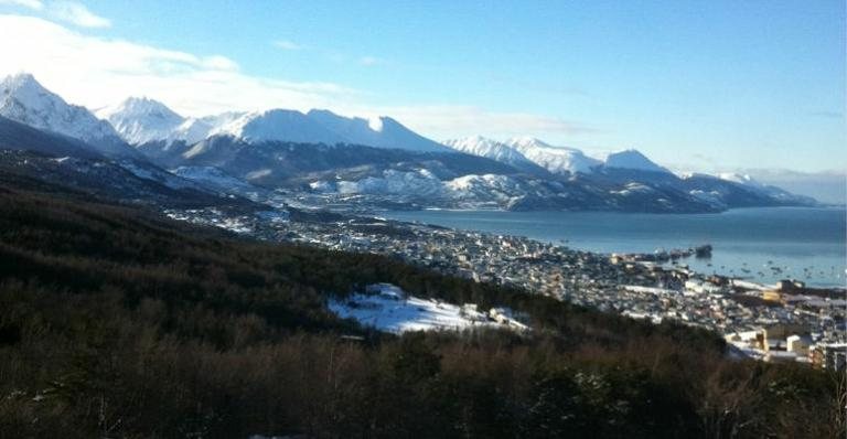 Vista de Ushuaia, cidade argentina que recebe a temporada CARAS Neve 2011, em foto tirada por Rachel Ripani - Reprodução/ Twitter