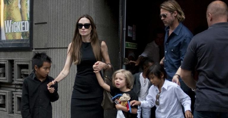 Brad Pitt e Angelina Jolie levam os filhos ao teatro - City Files