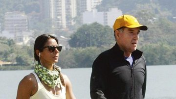 Junto há sete anos, o casal mantém a boa forma com caminhada na Lagoa, Rio. - Gil Rodrigues