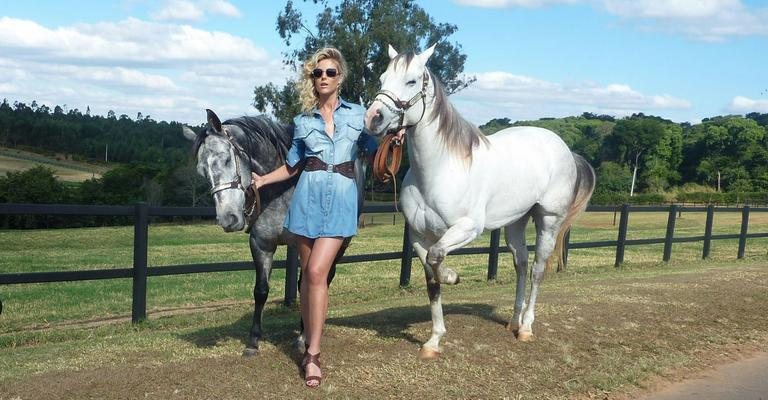 No interior de São Paulo, a beldade se integra à natureza em bucólico haras. - Valério Trabanco