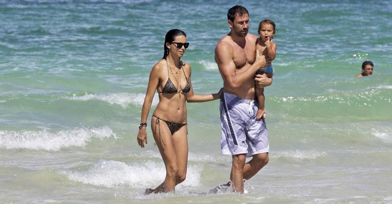 Curtindo férias em Miami, na Flórida, o casal e a filha aproveitam o verão no Hemisfério Norte em dia à beira-mar. - Splash News