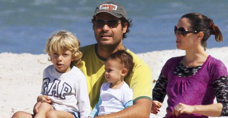 Na praia da Barra, Rio, com os filhos, Gael e Cora, no colo, Thiago admira a paisagem ao lado da mulher, Vanessa Lóes. - Dilson Silva