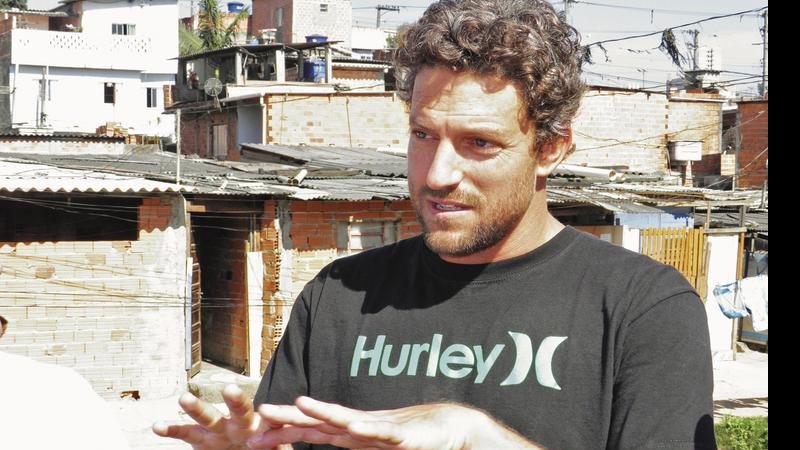 O ex-surfista Jon Rose vai a uma comunidade da Grande SP para divulgar seu projeto de preservação da água.