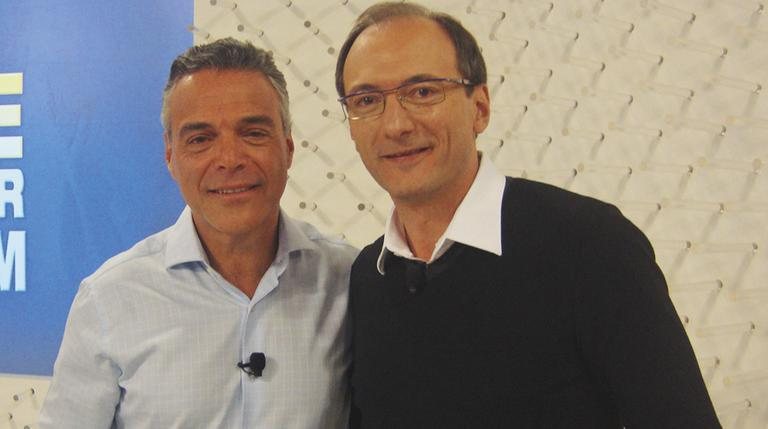 O médico Antonio Sproesser conversa com o apresentador Britto Jr., do reality A Fazenda, para seu programa na Record, em SP.