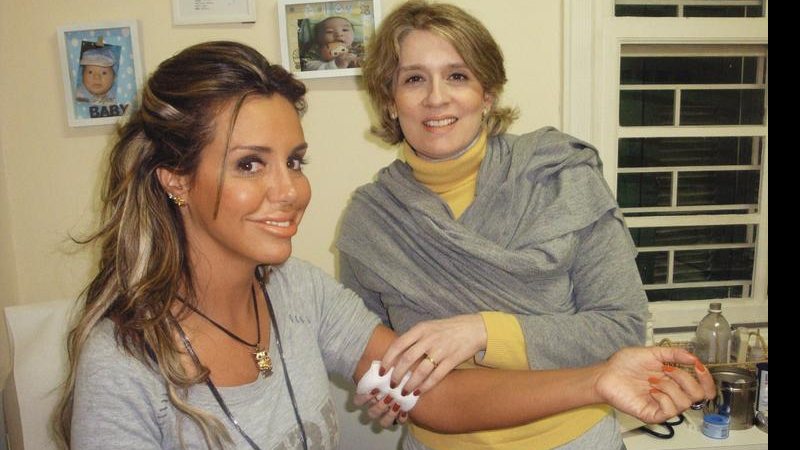 Em clínica de SP, Renata Banhara faz check-up com a médica Christiane Régis.