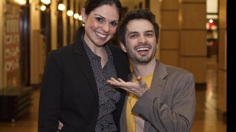 Em Campos do Jordão, na serra paulista, Graziela Zanin felicita Bruno Motta, que faz show de stand-up comedy.