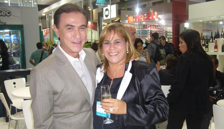 Amaury Jr. e Eva Siqueira em feira de vinho, SP.