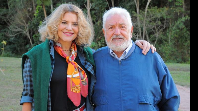 A atriz Sylvia Bandeira e o empresário Armando Conde curtem festa junina em condomínio em Pedro do Rio, Rio de Janeiro.