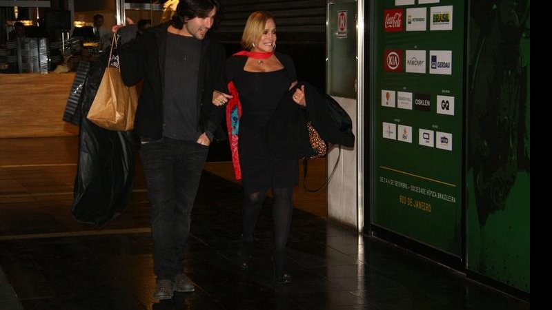 Susana Vieira e Sandro Pedroso passeiam por shopping carioca - Daniel Delmiro / AgNews