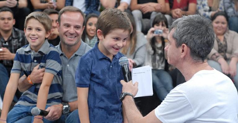 Rubens Barrichello com os filhos e Serginho Groisman - TV Globo/ Zé Paulo