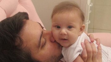 Max Porto posta foto ao lado da filha Luna - Reprodução Twitter