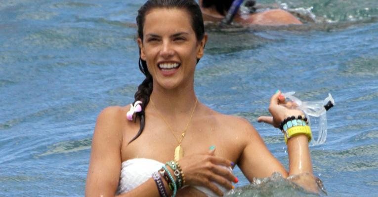 Alessandra Ambrosio: férias no Havaí - Grosby Group