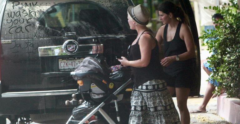 Pink em viagem com o marido, Carey Hart, e a filha, Willow Sage - GrosbyGroup