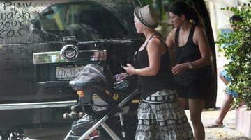 Pink em viagem com o marido, Carey Hart, e a filha, Willow Sage - GrosbyGroup