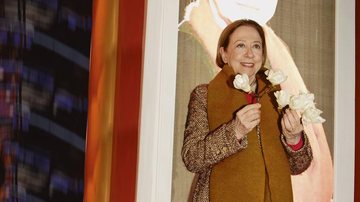 Com flores dadas por fãs, Fernanda Montenegro é laureada no Festival de Gramado. A atriz recebe o - Liane Neves