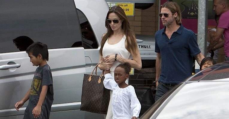 Brad Pitt com Angelina Jolie e filhos - The Grosby Group