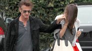 Sean Penn e a namorada vão às compras - The Grosby Group