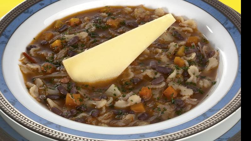 Minestrone com parmesão e salsa - André Ctenas