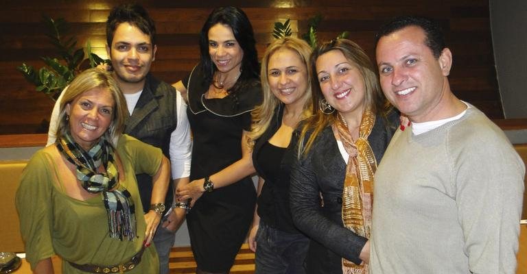 Vivi Romanelli ganha jantar pelos 49 anos ao lado de Marcelo Bandeira, Adriana Ferrari, Simone Bernardes, Ana Lettieri e Waldir Ferreira em restaurante japonês, em SP.