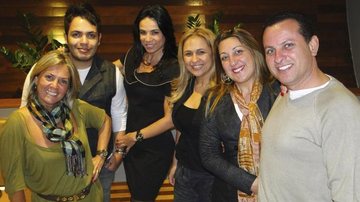 Vivi Romanelli ganha jantar pelos 49 anos ao lado de Marcelo Bandeira, Adriana Ferrari, Simone Bernardes, Ana Lettieri e Waldir Ferreira em restaurante japonês, em SP.