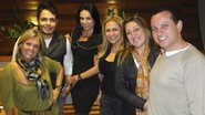 Vivi Romanelli ganha jantar pelos 49 anos ao lado de Marcelo Bandeira, Adriana Ferrari, Simone Bernardes, Ana Lettieri e Waldir Ferreira em restaurante japonês, em SP.