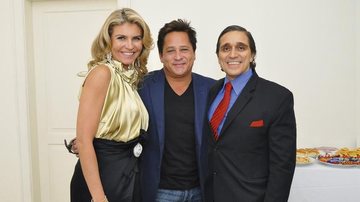 Ana Paula e Roberto Graziano ladeiam Leonardo após desfile de relógios, em SP.