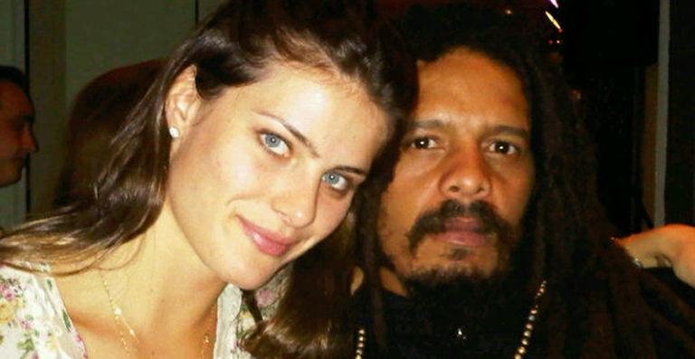 Isabeli Fontana e seu amado, Ronan Marley, no samba - Reprodução Twitter