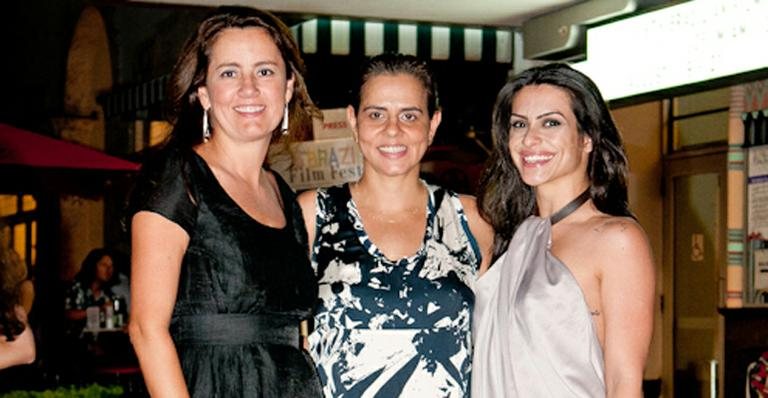 Cleo com Viviane Spinelli e Adriana Dutra, organizadoras do evento - Mariana Vianna / Divulgação