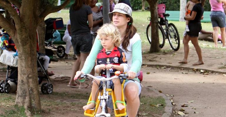 Vanessa Lóes com Gael na bicicleta - Delson Silva / AgNews