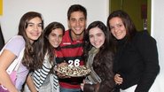 Ivan Mendes coemora aniversário ao lado das fãs - Graça Paes / Photo Rio News